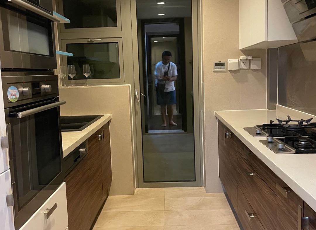 High-floor 2-bed, 2-bath unit at Eight Park Avenue Phase 2. 117 sqm, upgraded imported furniture, clubhouse with 50m pool. Parking available. 21,500 RMB/month.