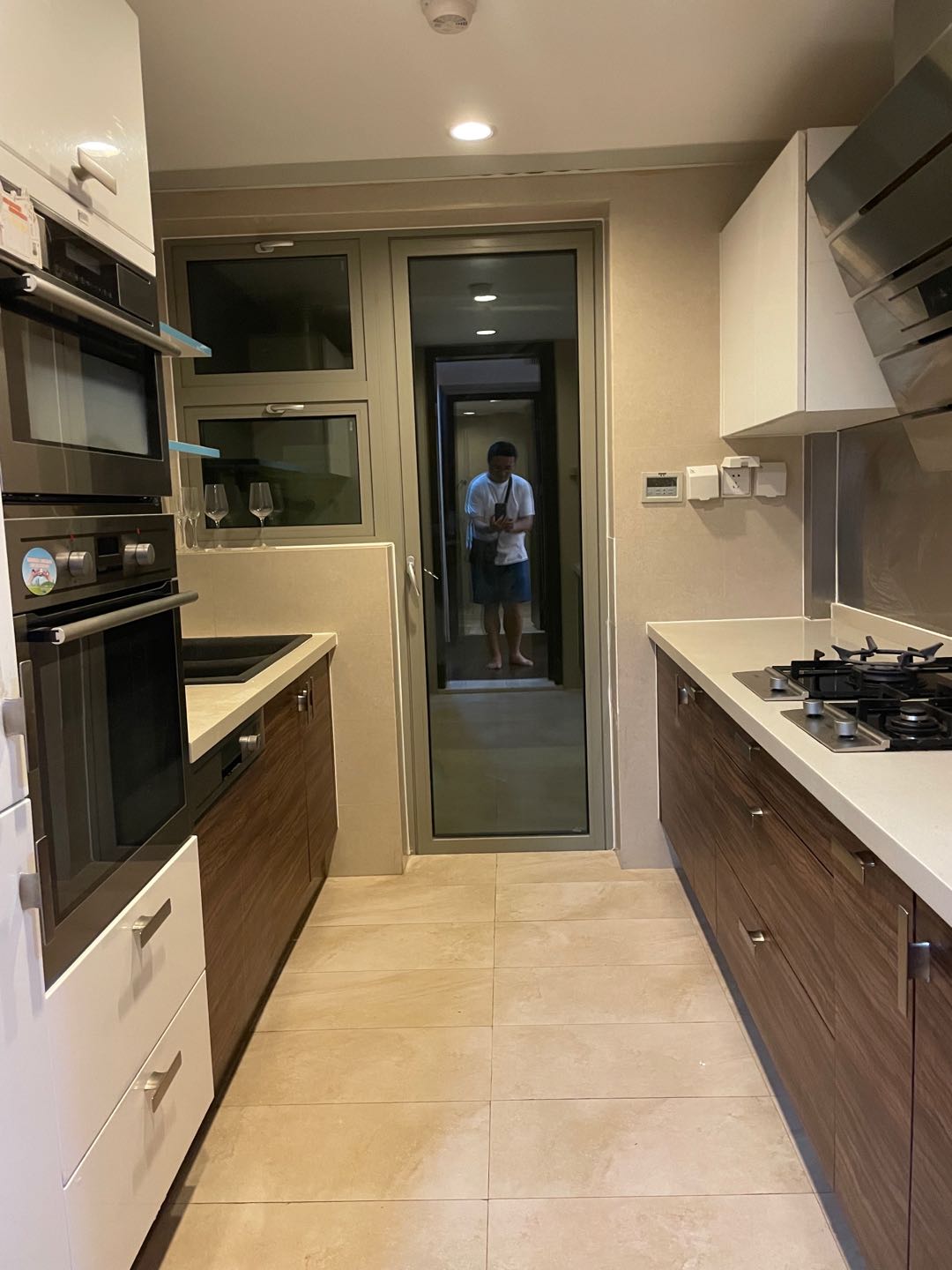 High-floor 2-bed, 2-bath unit at Eight Park Avenue Phase 2. 117 sqm, upgraded imported furniture, clubhouse with 50m pool. Parking available. 21,500 RMB/month.