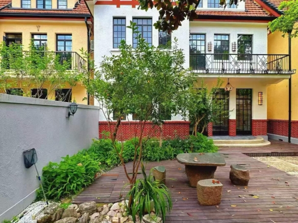 Entire English-style garden villa on Fumin Road, Jufuchang district. 350 sqm interior, 150 sqm garden. Ideal for office, showroom, clubhouse, or corporate HQ. 180,000 RMB/month.