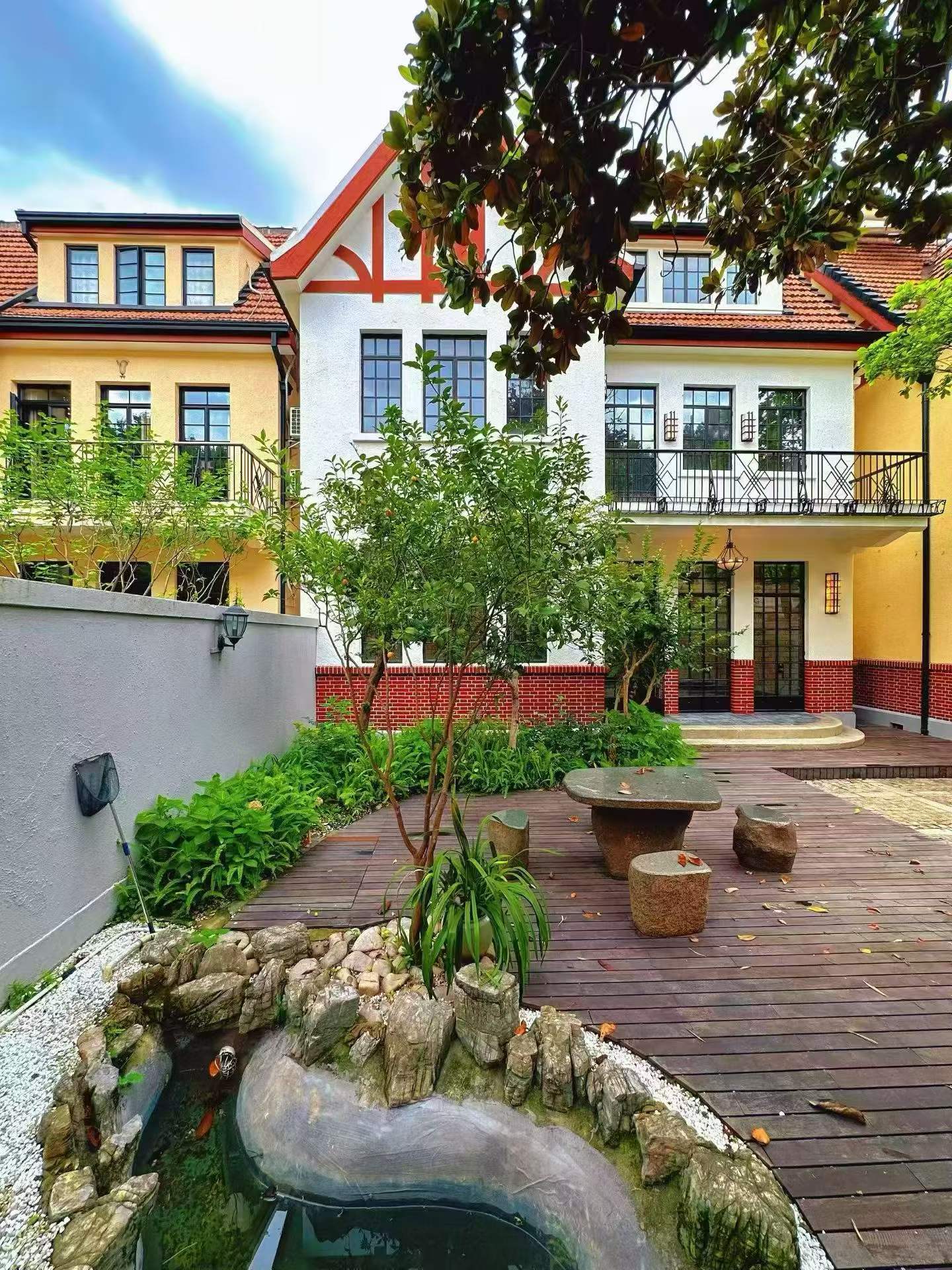 fumin-road-garden-villa-ffc-entire-building-corporate-office-350-sqm-150-sqm-garden-shanghai-rentals (1) Entire English-style garden villa on Fumin Road, Jufuchang district. 350 sqm interior, 150 sqm garden. Ideal for office, showroom, clubhouse, or corporate HQ. 180,000 RMB/month.