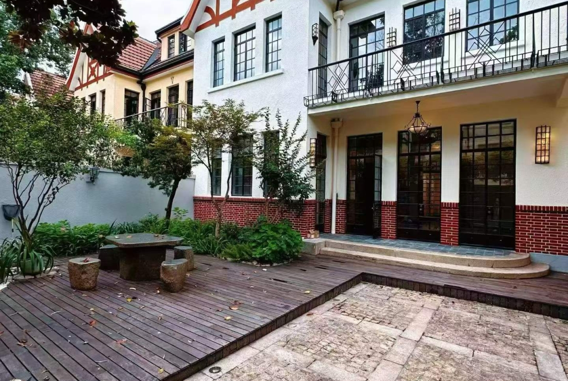 Entire English-style garden villa on Fumin Road, Jufuchang district. 350 sqm interior, 150 sqm garden. Ideal for office, showroom, clubhouse, or corporate HQ. 180,000 RMB/month.