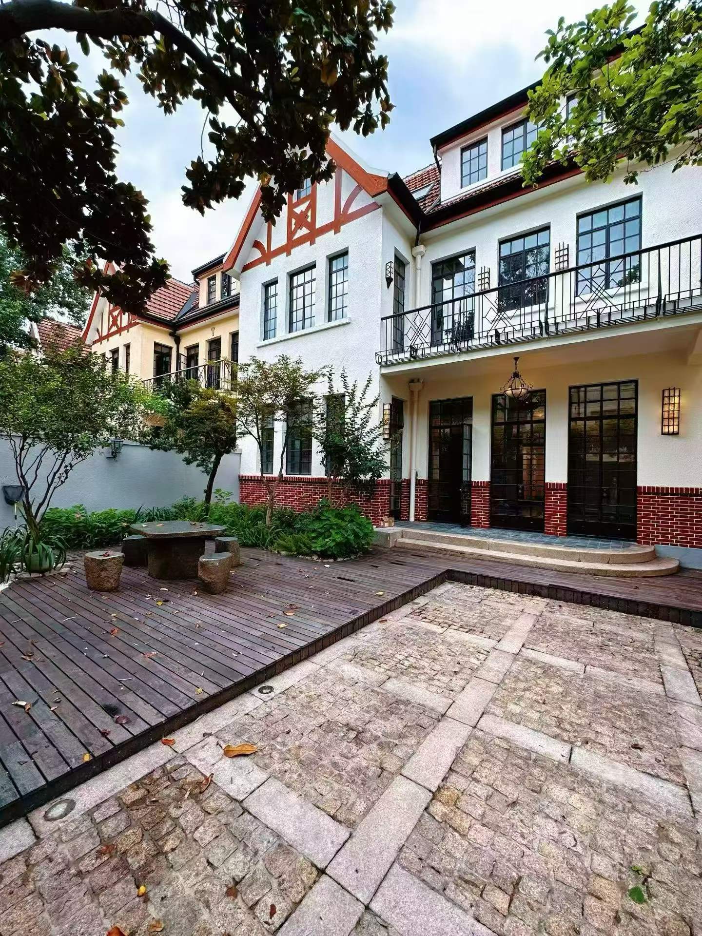 fumin-road-garden-villa-ffc-entire-building-corporate-office-350-sqm-150-sqm-garden-shanghai-rentals (2) Entire English-style garden villa on Fumin Road, Jufuchang district. 350 sqm interior, 150 sqm garden. Ideal for office, showroom, clubhouse, or corporate HQ. 180,000 RMB/month.