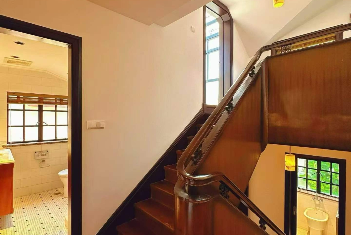 Entire English-style garden villa on Fumin Road, Jufuchang district. 350 sqm interior, 150 sqm garden. Ideal for office, showroom, clubhouse, or corporate HQ. 180,000 RMB/month.