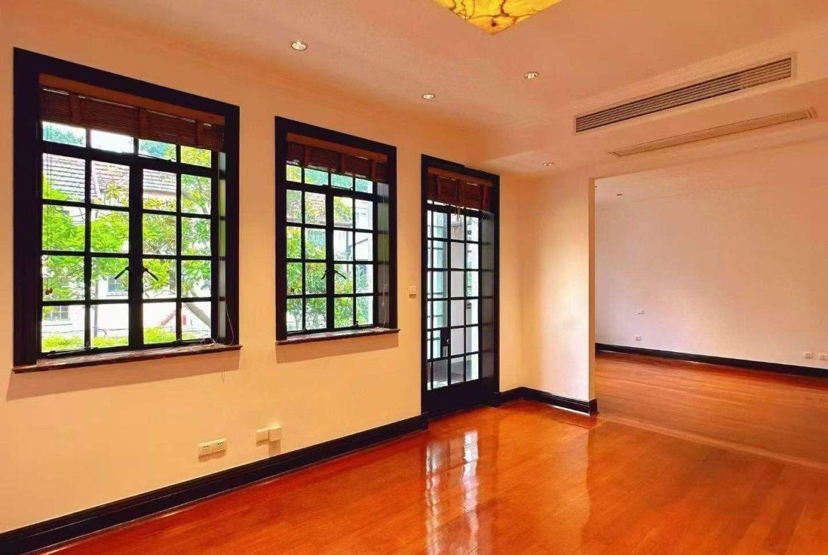 Entire English-style garden villa on Fumin Road, Jufuchang district. 350 sqm interior, 150 sqm garden. Ideal for office, showroom, clubhouse, or corporate HQ. 180,000 RMB/month.