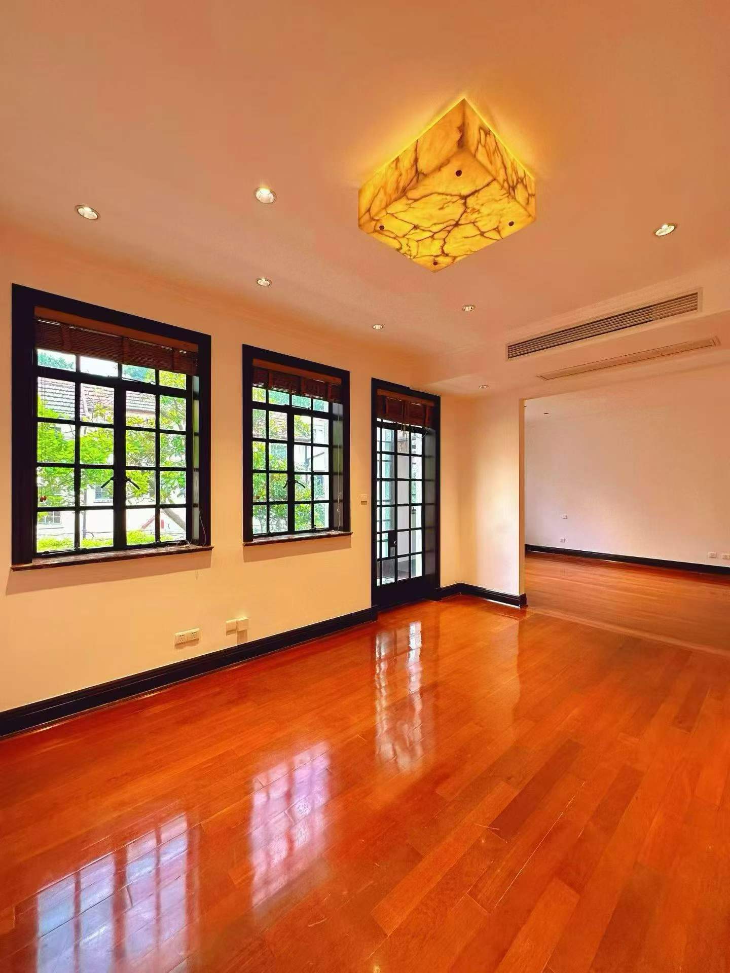fumin-road-garden-villa-ffc-entire-building-corporate-office-350-sqm-150-sqm-garden-shanghai-rentals (4) Entire English-style garden villa on Fumin Road, Jufuchang district. 350 sqm interior, 150 sqm garden. Ideal for office, showroom, clubhouse, or corporate HQ. 180,000 RMB/month.