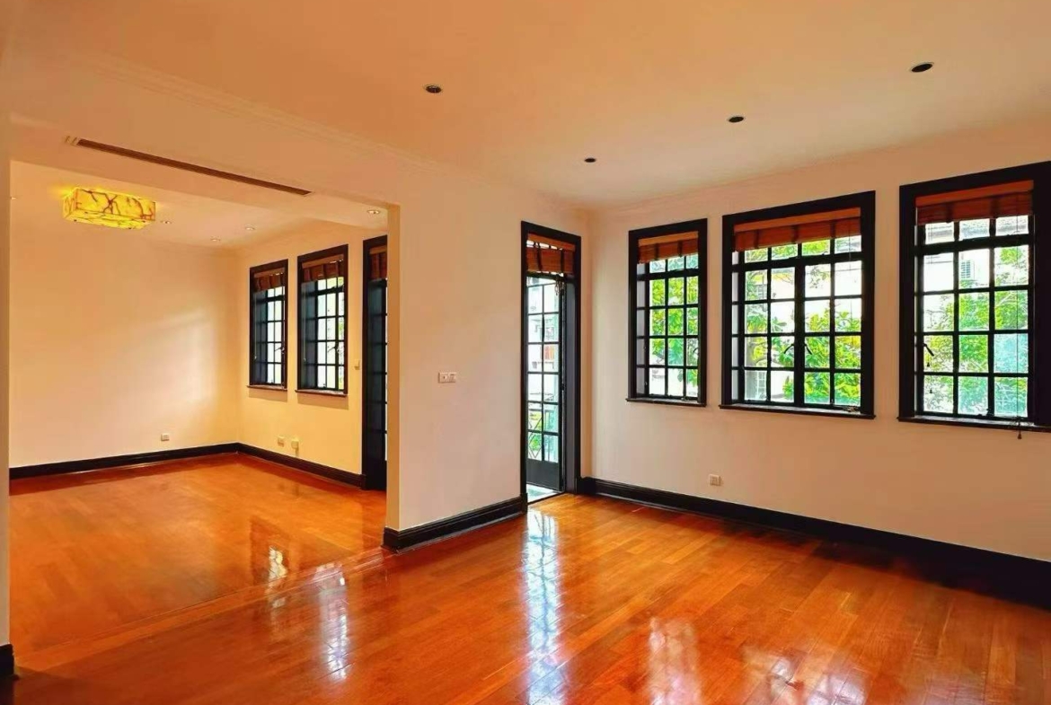 Entire English-style garden villa on Fumin Road, Jufuchang district. 350 sqm interior, 150 sqm garden. Ideal for office, showroom, clubhouse, or corporate HQ. 180,000 RMB/month.