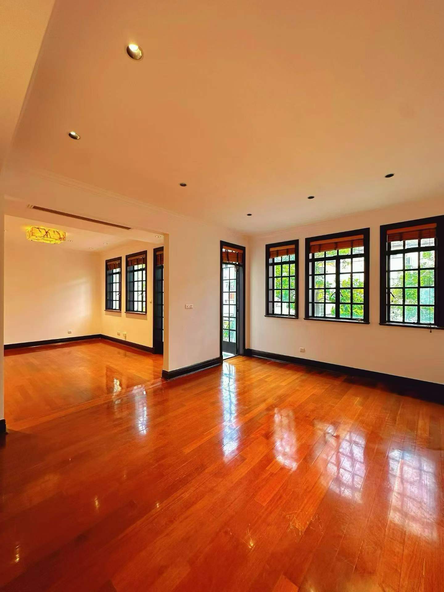 fumin-road-garden-villa-ffc-entire-building-corporate-office-350-sqm-150-sqm-garden-shanghai-rentals (5) Entire English-style garden villa on Fumin Road, Jufuchang district. 350 sqm interior, 150 sqm garden. Ideal for office, showroom, clubhouse, or corporate HQ. 180,000 RMB/month.