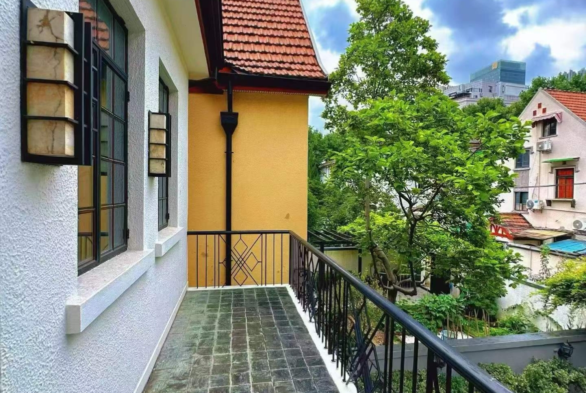 Entire English-style garden villa on Fumin Road, Jufuchang district. 350 sqm interior, 150 sqm garden. Ideal for office, showroom, clubhouse, or corporate HQ. 180,000 RMB/month.