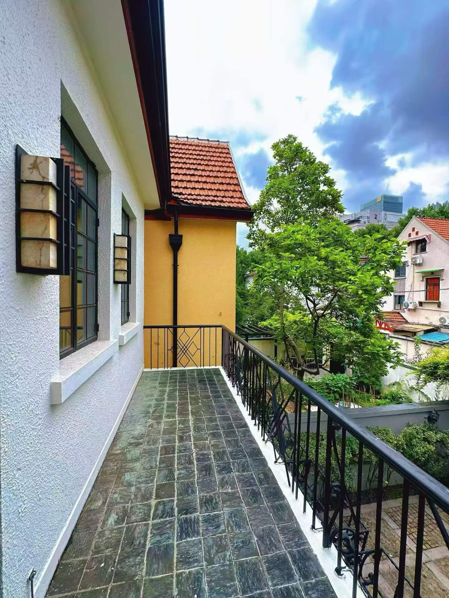 fumin-road-garden-villa-ffc-entire-building-corporate-office-350-sqm-150-sqm-garden-shanghai-rentals (6) Entire English-style garden villa on Fumin Road, Jufuchang district. 350 sqm interior, 150 sqm garden. Ideal for office, showroom, clubhouse, or corporate HQ. 180,000 RMB/month.