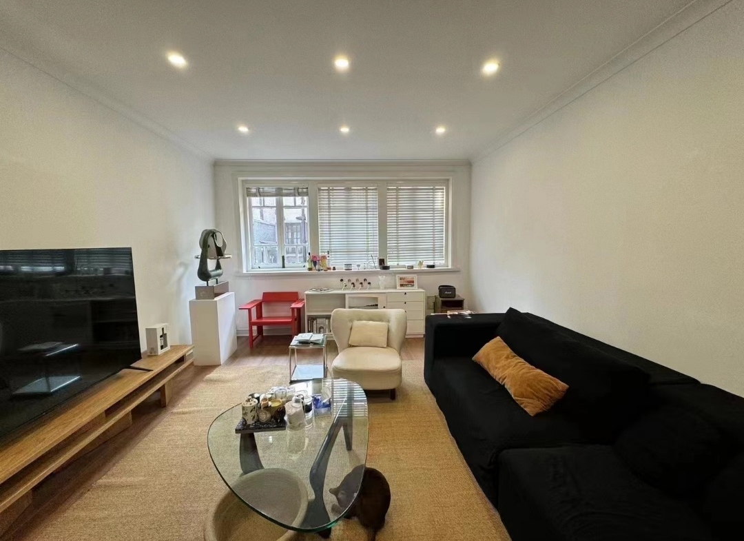 Entire new-style lane house at historic Gubai Xiaoqu on Fumin Road. 180 sqm, 4 rooms + attic, 2 bathrooms, electric wall heating, owner direct. 32,000 RMB/month.