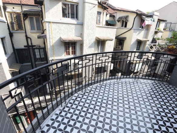 Entire new-style lane house at historic Gubai Xiaoqu on Fumin Road. 180 sqm, 4 rooms + attic, 2 bathrooms, electric wall heating, owner direct. 32,000 RMB/month.