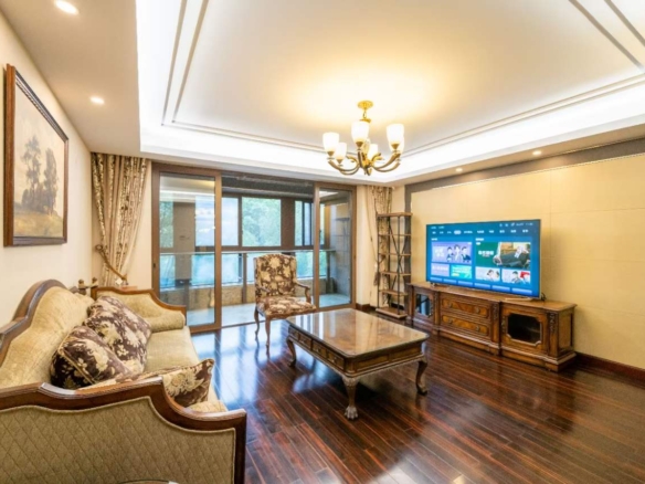 Newer luxury compound in Jing'an near Nanjing West Road. 219 sqm, 3 beds, 2 baths, underfloor heating, central AC, private clubhouse with pool. 50,000 RMB/month.