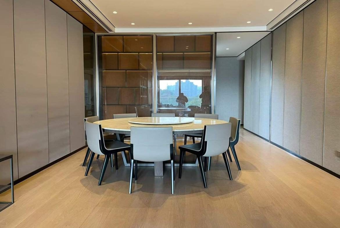 Premier 3-bed unit at One Park. Gubei with golf course views. 255 sqm, Gaggenau kitchen, Sub-Zero, Miele, 18,000 sqm clubhouse. 110,000 RMB/month.