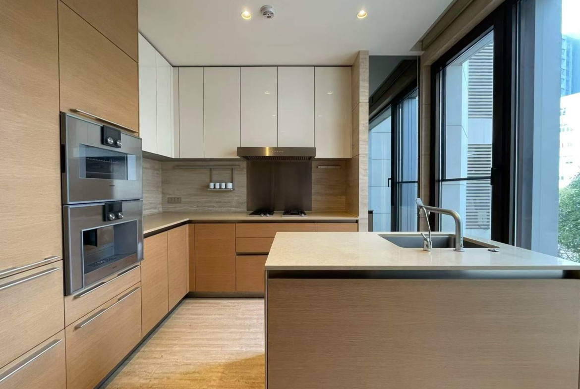Premier 3-bed unit at One Park. Gubei with golf course views. 255 sqm, Gaggenau kitchen, Sub-Zero, Miele, 18,000 sqm clubhouse. 110,000 RMB/month.