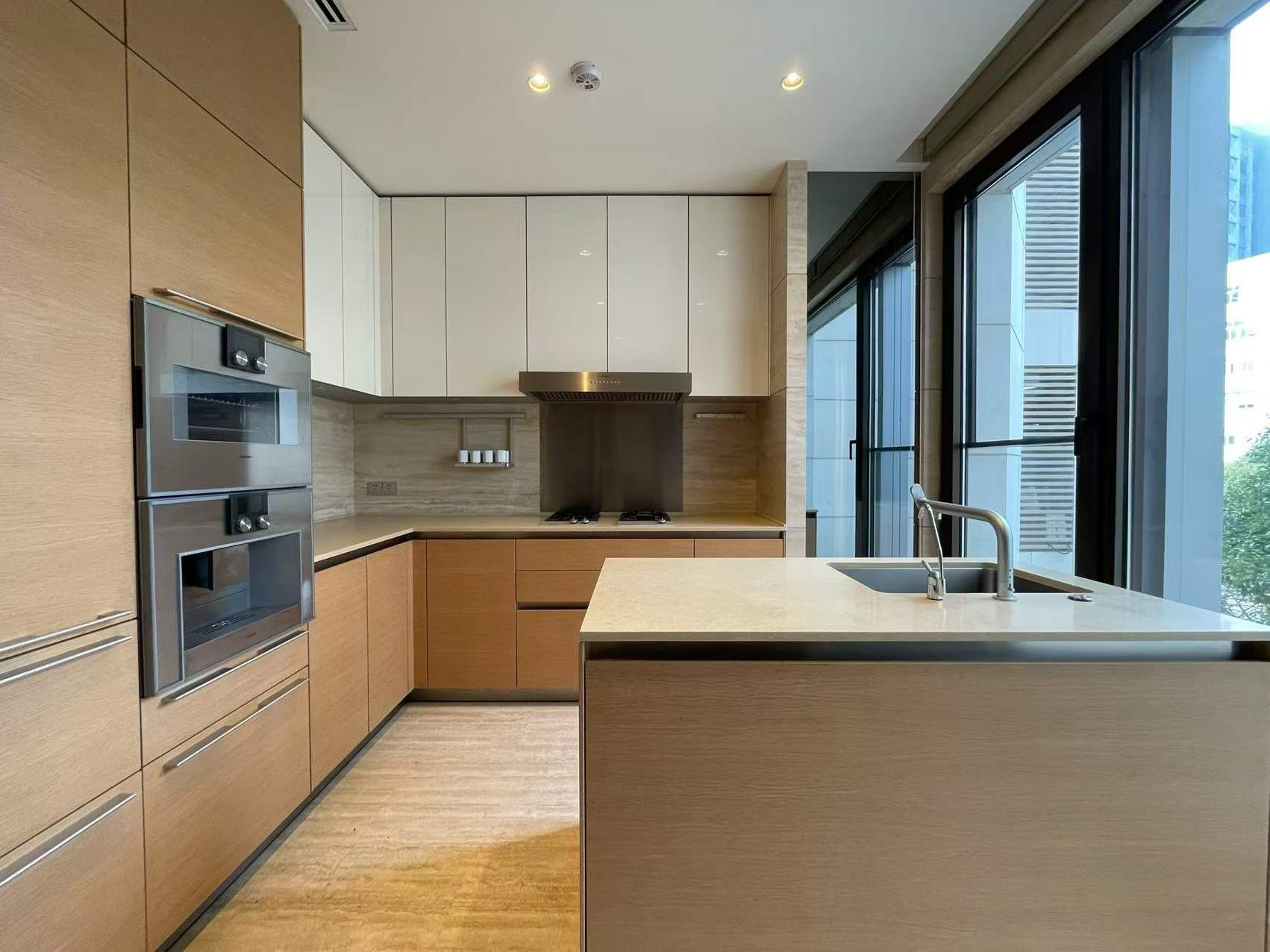 gubei-one-park-apartment-for -rent-255sqm-3-bed-4-bath-floor-heating-clubhouse-shanghai-rentals (4) Premier 3-bed unit at One Park. Gubei with golf course views. 255 sqm, Gaggenau kitchen, Sub-Zero, Miele, 18,000 sqm clubhouse. 110,000 RMB/month.