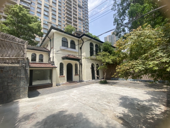 Entire 1930s German-style villa on Huashan Road with 150 sqm garden. 5 beds, 2023 renovation, parking for 3 cars, near Xingguo Hotel. 120,000 RMB/month.