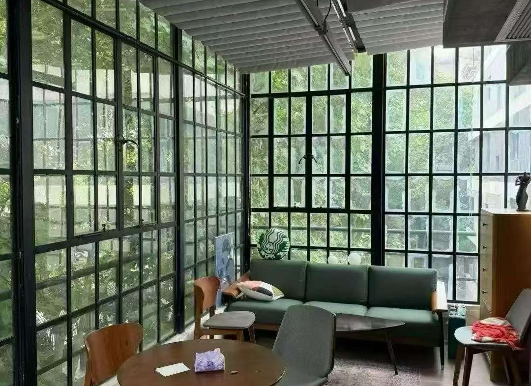 4th floor unit on Hunan Road with 40 sqm terrace and 20 sqm sunroom. 160 sqm, 5 flexible rooms. Ideal for studio, office, or home. 25,000 RMB/month.