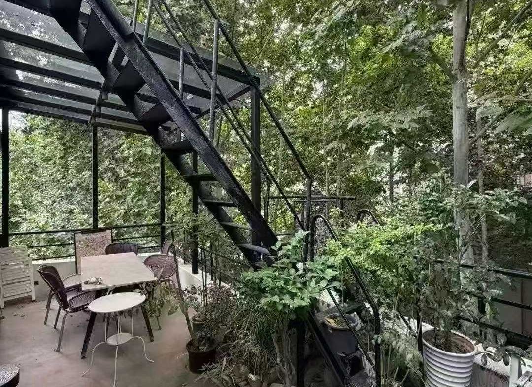 4th floor unit on Hunan Road with 40 sqm terrace and 20 sqm sunroom. 160 sqm, 5 flexible rooms. Ideal for studio, office, or home. 25,000 RMB/month.