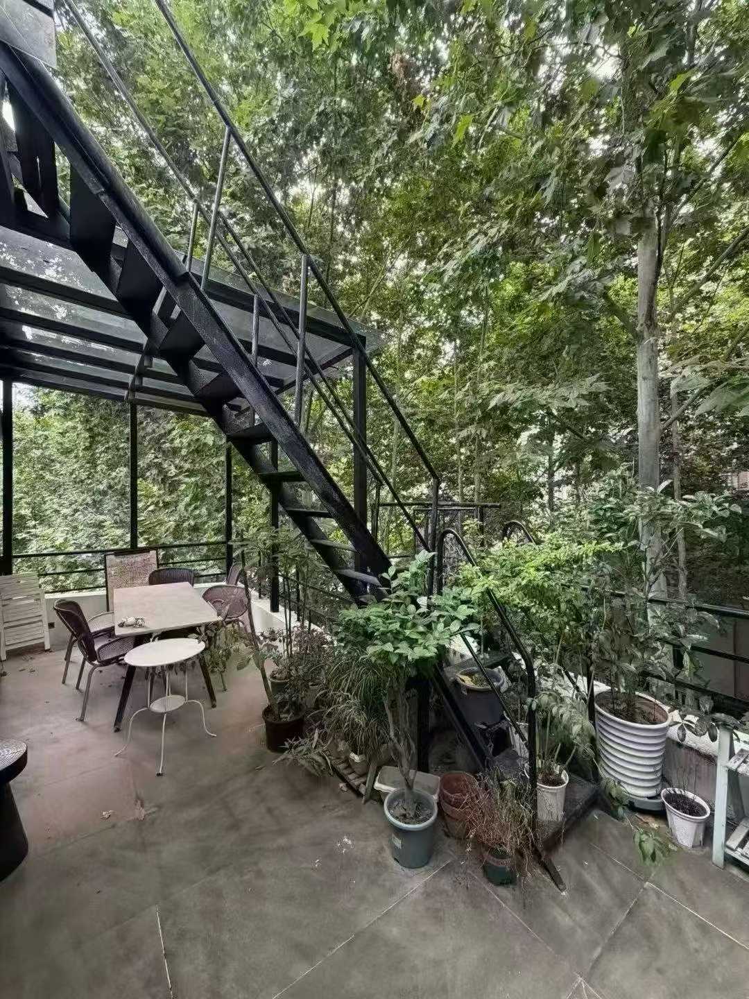 hunan-road-apartment-ffc-studio-office-160sqm-5-rooms-shanghai-rentals (2) 4th floor unit on Hunan Road with 40 sqm terrace and 20 sqm sunroom. 160 sqm, 5 flexible rooms. Ideal for studio, office, or home. 25,000 RMB/month.