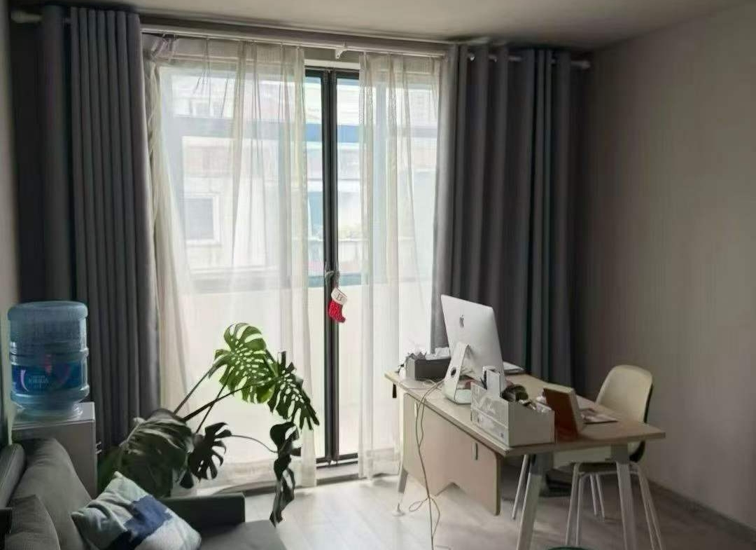 4th floor unit on Hunan Road with 40 sqm terrace and 20 sqm sunroom. 160 sqm, 5 flexible rooms. Ideal for studio, office, or home. 25,000 RMB/month.