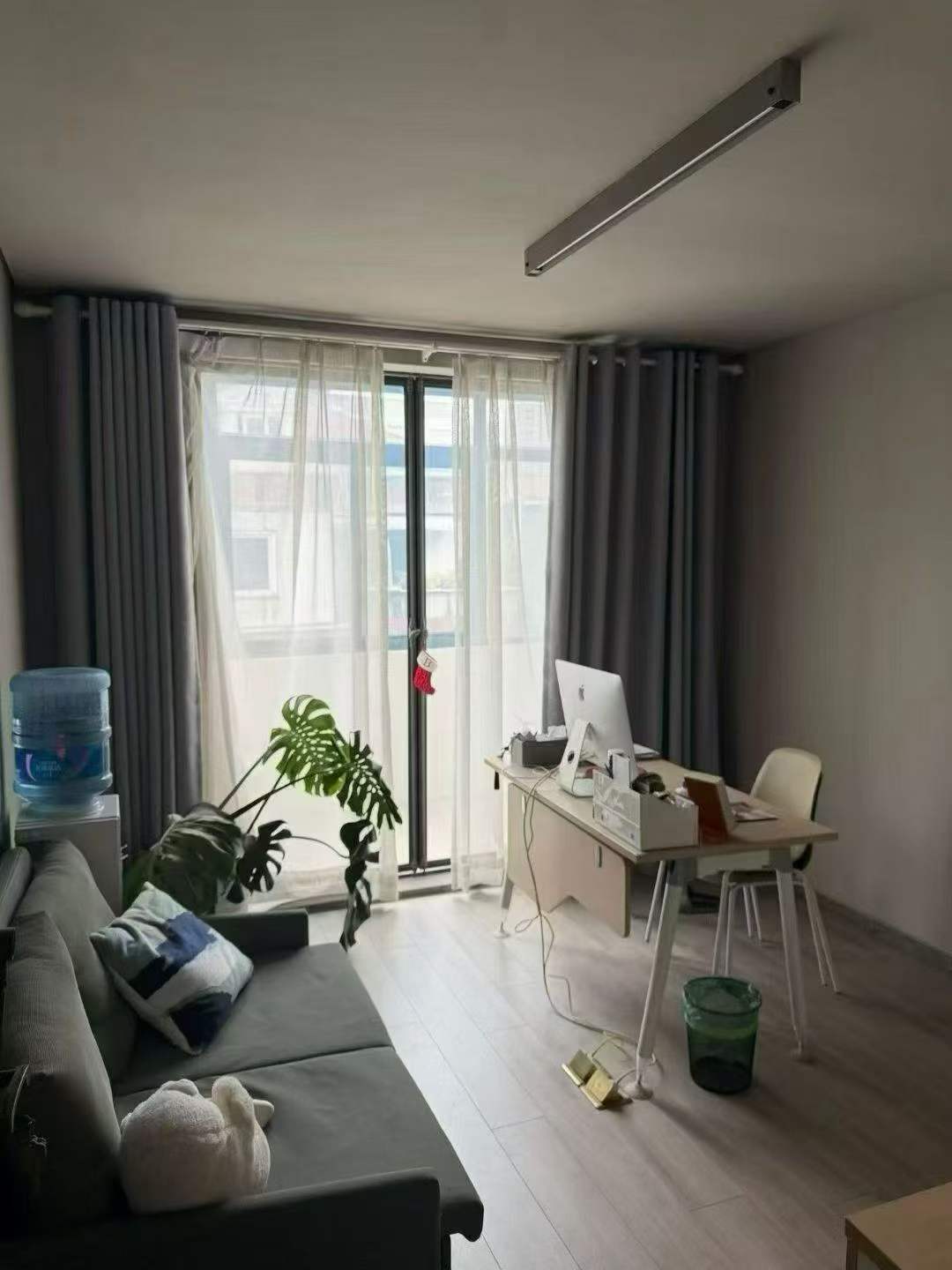 hunan-road-apartment-ffc-studio-office-160sqm-5-rooms-shanghai-rentals (3) 4th floor unit on Hunan Road with 40 sqm terrace and 20 sqm sunroom. 160 sqm, 5 flexible rooms. Ideal for studio, office, or home. 25,000 RMB/month.