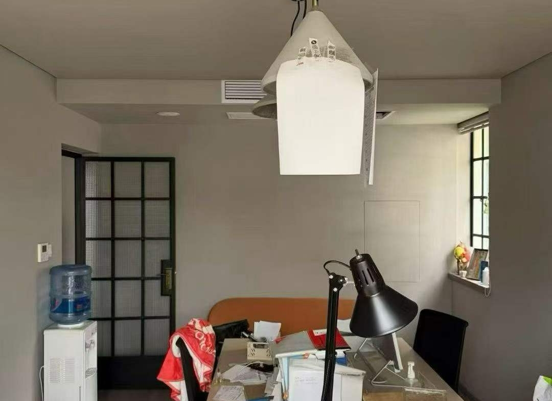 4th floor unit on Hunan Road with 40 sqm terrace and 20 sqm sunroom. 160 sqm, 5 flexible rooms. Ideal for studio, office, or home. 25,000 RMB/month.