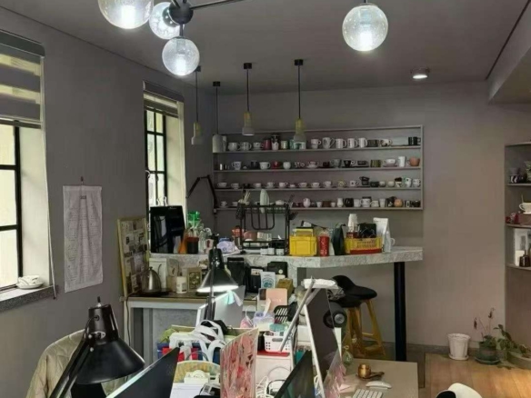4th floor unit on Hunan Road with 40 sqm terrace and 20 sqm sunroom. 160 sqm, 5 flexible rooms. Ideal for studio, office, or home. 25,000 RMB/month.