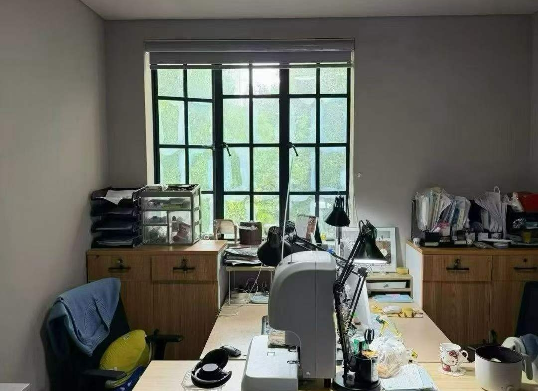 4th floor unit on Hunan Road with 40 sqm terrace and 20 sqm sunroom. 160 sqm, 5 flexible rooms. Ideal for studio, office, or home. 25,000 RMB/month.