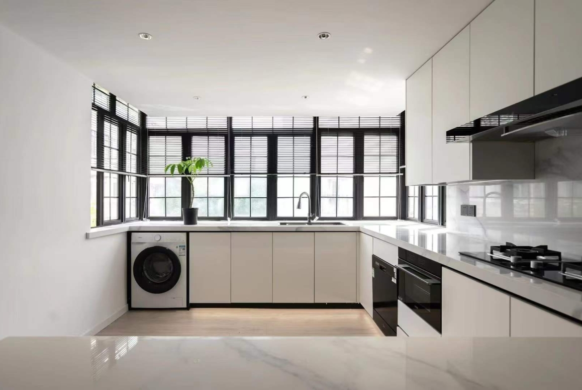 Quiet 40-unit compound on Jianguo West Road. 3-bed unit with underfloor heating, central AC, private balcony, and parking included. Near Zhaojiabang Road Station. 26,800 RMB/month.