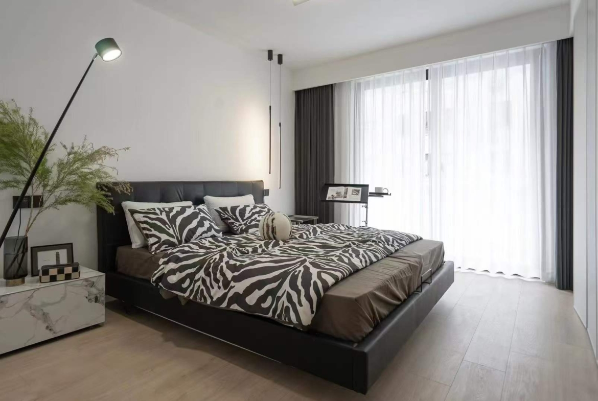 Quiet 40-unit compound on Jianguo West Road. 3-bed unit with underfloor heating, central AC, private balcony, and parking included. Near Zhaojiabang Road Station. 26,800 RMB/month.