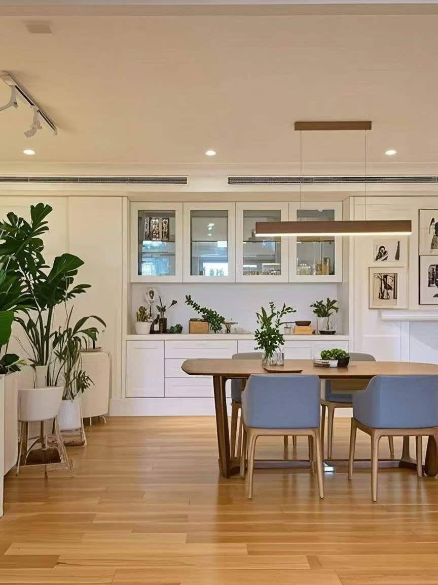 2+1 bedroom unit at Jufu Mansion on Fumin Road near Julu Road. 180 sqm, 8th floor, central Jing'an location near Jing'an Temple. 28,000 RMB/month.