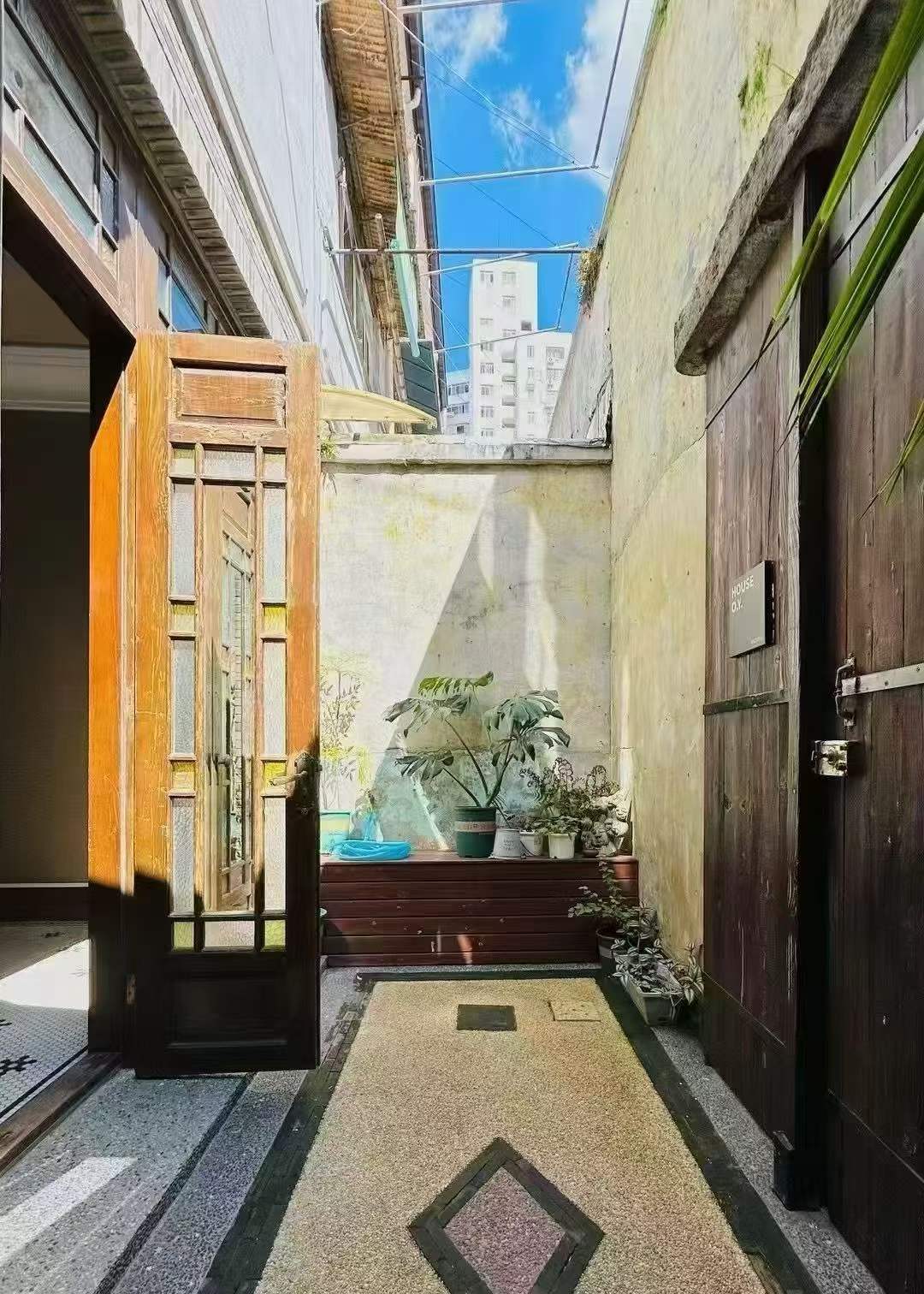 julu-road-lane-house-4-bed-3-bath-courtyard-terrace-wall-heating-shanghai-rentals (2) Entire protected lane house on Julu Road. 4 beds, 3 baths, 210 sqm, courtyard, terrace, wall heating. Live or work in the heart of Ju Fu Chang. 26,800 RMB/month.