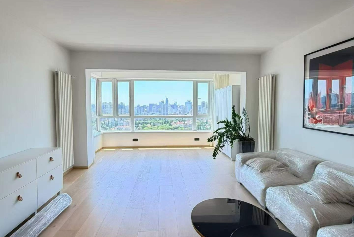 High-floor 3-bed unit at Lilac Apartments on Huashan Road. 177 sqm, central AC, underfloor heating, modern renovation. Near Dingxiang Garden. 28,000 RMB/month.