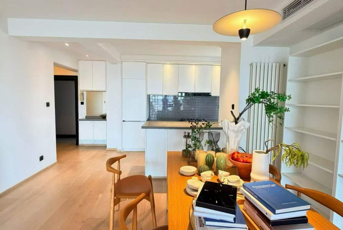High-floor 3-bed unit at Lilac Apartments on Huashan Road. 177 sqm, central AC, underfloor heating, modern renovation. Near Dingxiang Garden. 28,000 RMB/month.