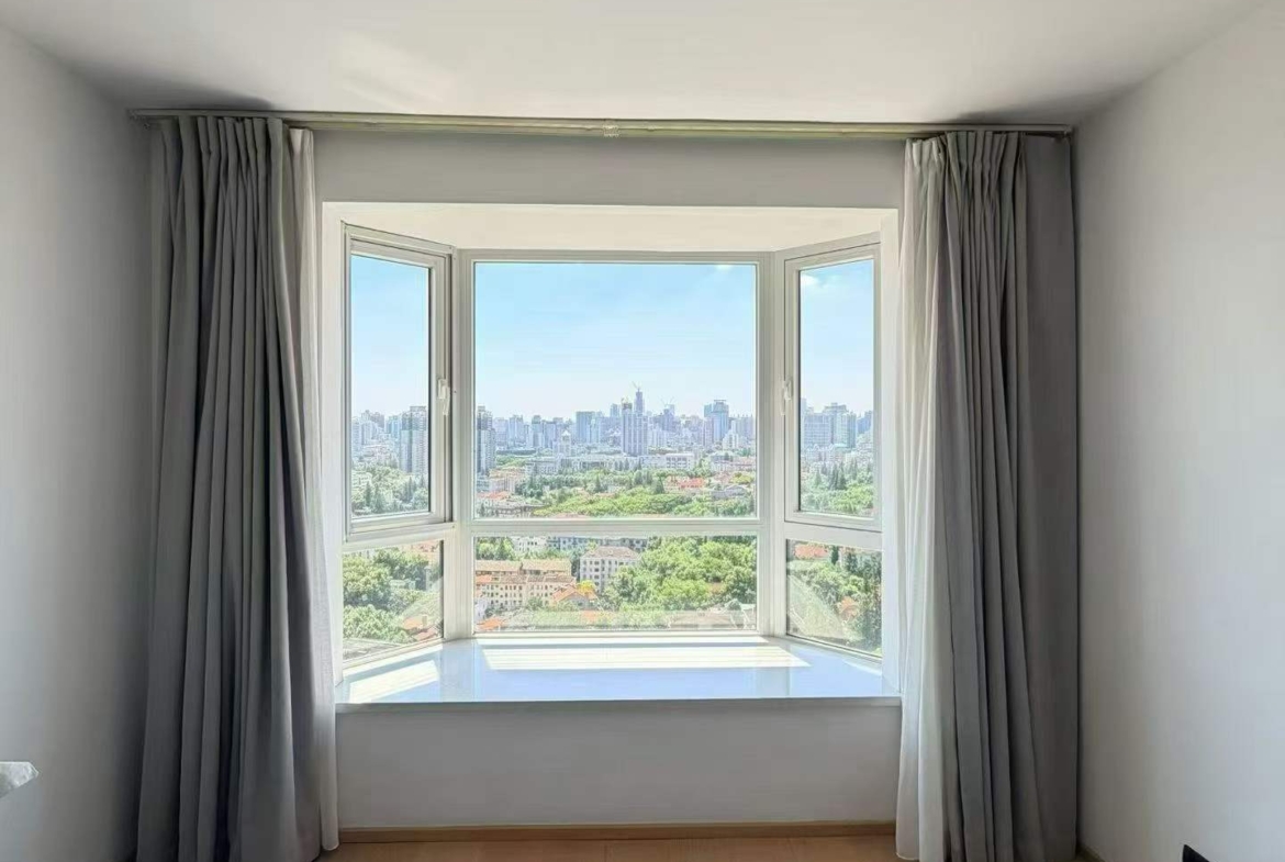 High-floor 3-bed unit at Lilac Apartments on Huashan Road. 177 sqm, central AC, underfloor heating, modern renovation. Near Dingxiang Garden. 28,000 RMB/month.