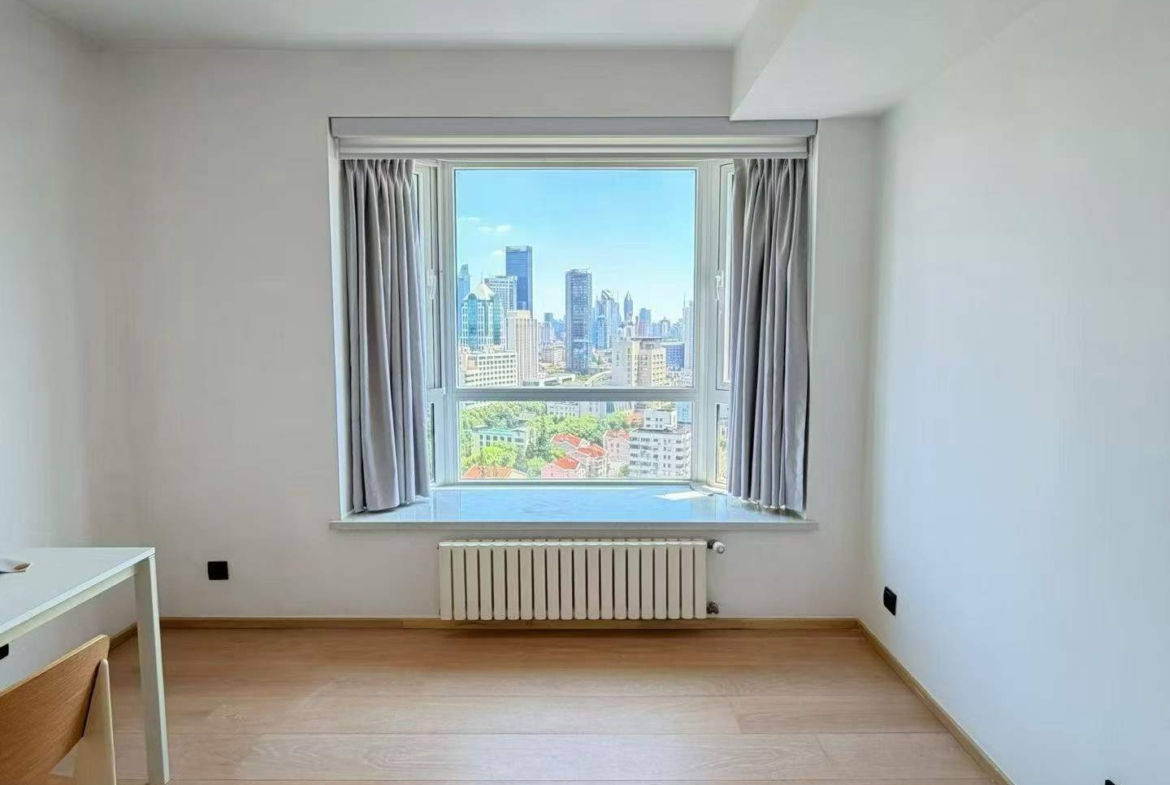 High-floor 3-bed unit at Lilac Apartments on Huashan Road. 177 sqm, central AC, underfloor heating, modern renovation. Near Dingxiang Garden. 28,000 RMB/month.