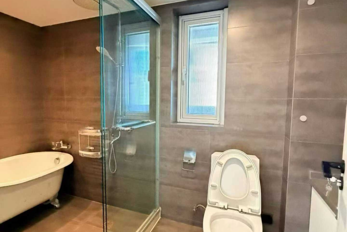 High-floor 3-bed unit at Lilac Apartments on Huashan Road. 177 sqm, central AC, underfloor heating, modern renovation. Near Dingxiang Garden. 28,000 RMB/month.