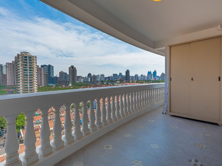 3-bed, 1-bath unit at Mingyuan Century City with full service package. 160 sqm, central AC, underfloor heating, monthly cleaning, maintenance, and utilities included. 36,850 RMB/month.