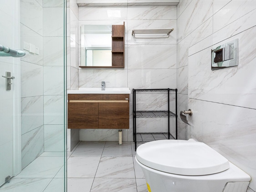 3-bed, 1-bath unit at Mingyuan Century City with full service package. 160 sqm, central AC, underfloor heating, monthly cleaning, maintenance, and utilities included. 36,850 RMB/month.