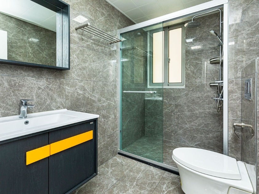 3-bed, 1-bath unit at Mingyuan Century City with full service package. 160 sqm, central AC, underfloor heating, monthly cleaning, maintenance, and utilities included. 36,850 RMB/month.