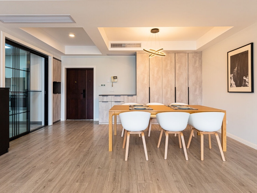 3-bed, 1-bath unit at Mingyuan Century City with full service package. 160 sqm, central AC, underfloor heating, monthly cleaning, maintenance, and utilities included. 36,850 RMB/month.