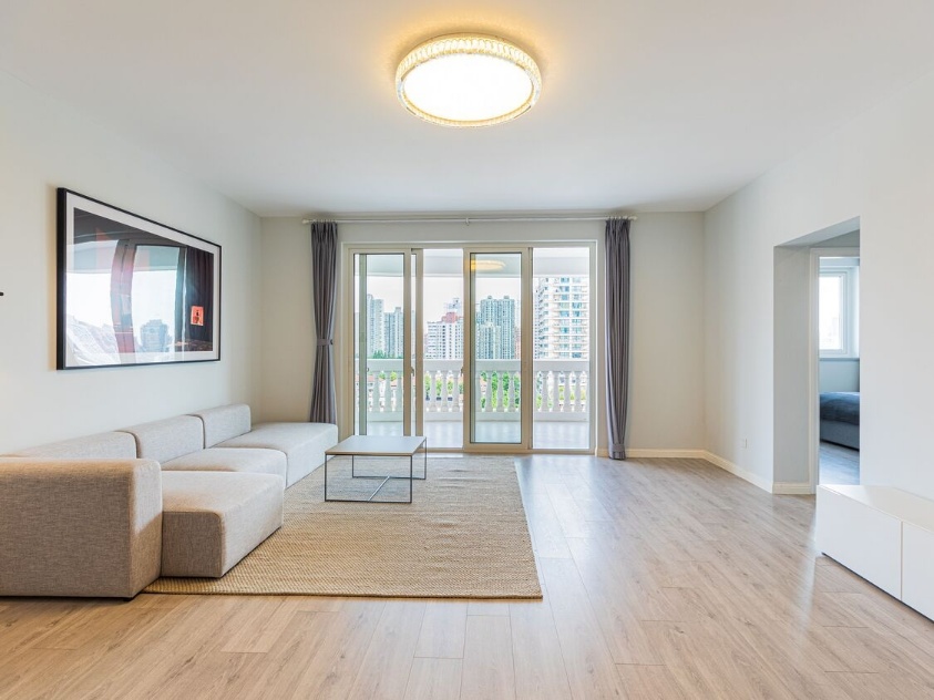 3-bed, 1-bath unit at Mingyuan Century City with full service package. 160 sqm, central AC, underfloor heating, monthly cleaning, maintenance, and utilities included. 36,850 RMB/month.