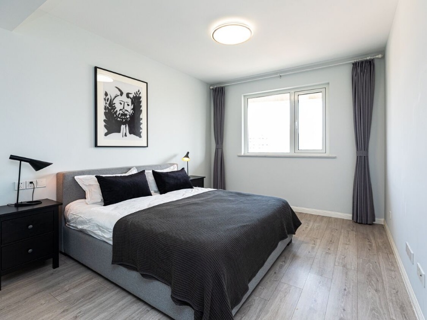 3-bed, 1-bath unit at Mingyuan Century City with full service package. 160 sqm, central AC, underfloor heating, monthly cleaning, maintenance, and utilities included. 36,850 RMB/month.