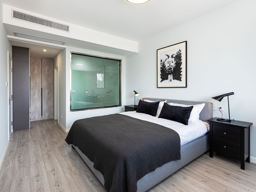 3-bed, 1-bath unit at Mingyuan Century City with full service package. 160 sqm, central AC, underfloor heating, monthly cleaning, maintenance, and utilities included. 36,850 RMB/month.