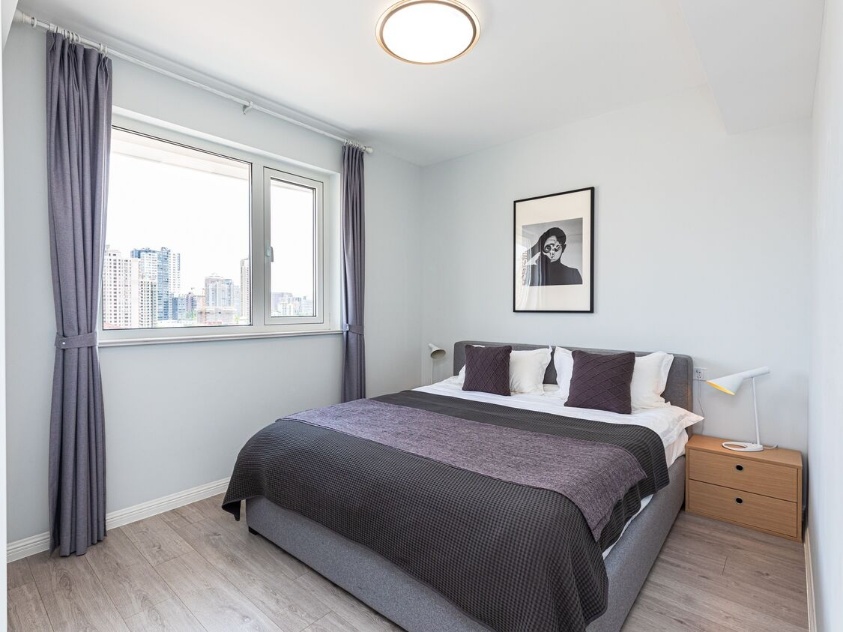 3-bed, 1-bath unit at Mingyuan Century City with full service package. 160 sqm, central AC, underfloor heating, monthly cleaning, maintenance, and utilities included. 36,850 RMB/month.