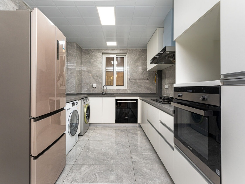 3-bed, 1-bath unit at Mingyuan Century City with full service package. 160 sqm, central AC, underfloor heating, monthly cleaning, maintenance, and utilities included. 36,850 RMB/month.