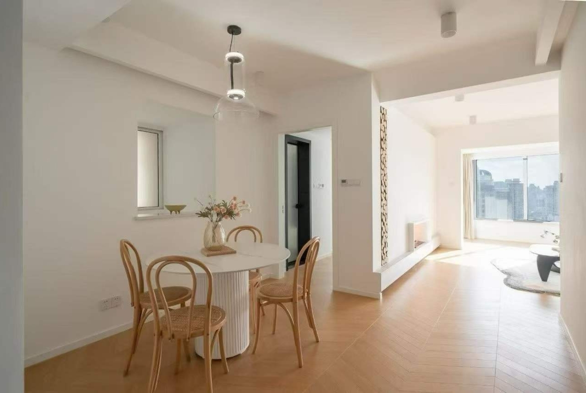 2-bed, 2-bath high-floor unit at One Park Avenue in Jing'an. 32nd floor, central location near Jing'an Temple. Special price. 23,000 RMB/month.