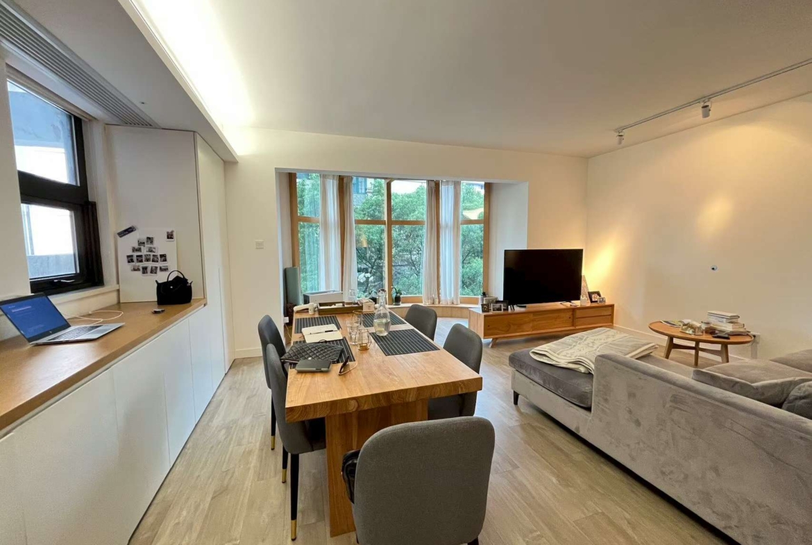 3-bed unit at Royal Apartments on Changle Road. 144 sqm, 1995 foreign-sale building, near Changshu Road Station. 28,000 RMB/month.