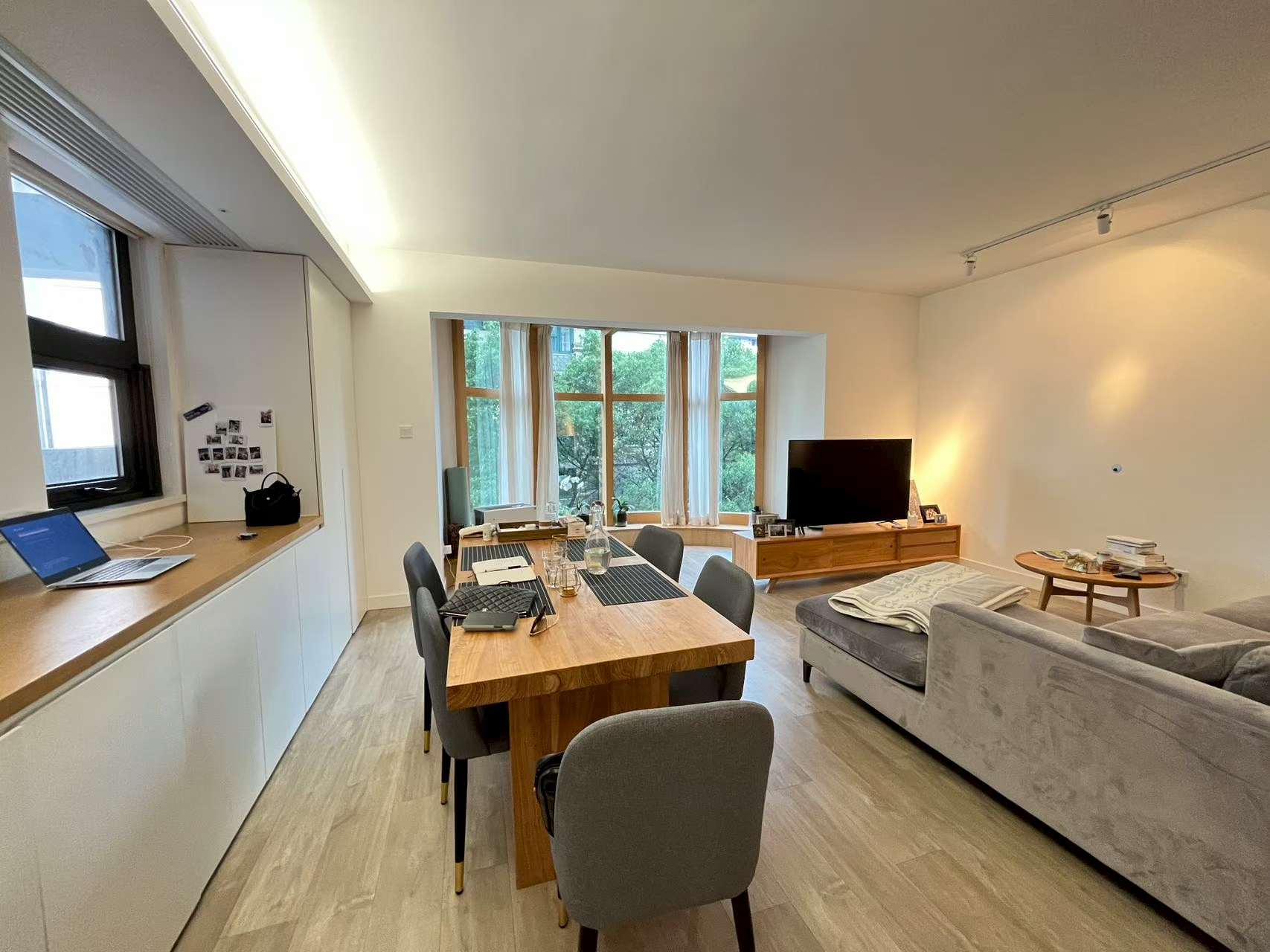 royal-apartments-changle-road-jingan-ffc-3-beds-shanghai-rentals (1) 3-bed unit at Royal Apartments on Changle Road. 144 sqm, 1995 foreign-sale building, near Changshu Road Station. 28,000 RMB/month.