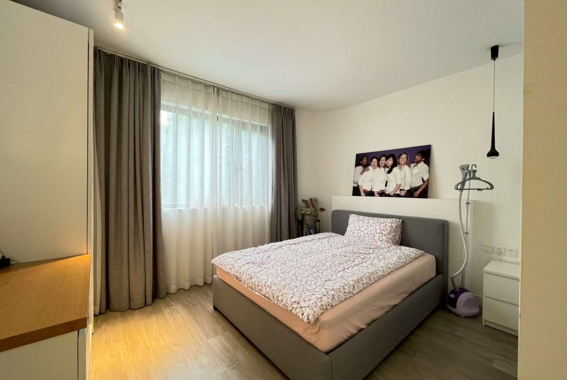 3-bed unit at Royal Apartments on Changle Road. 144 sqm, 1995 foreign-sale building, near Changshu Road Station. 28,000 RMB/month.